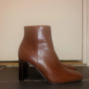 Bruna boots - Säljer dessa underbara bruna boots från Mango i storlek 36. Säljer då dom är lite för små för mig, så gott som nya, aldrig använda förutom att jag provat att gå runt i dom. 150kr 