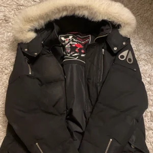 Moose knuckles 3Q - Säljer nu min Moose knuckles , Skick 9/10 inga hål och inga tecken på slitage. 