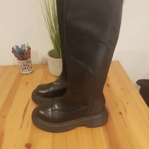 Stövlar strl 39 - Hej alla damer, säljer ett par stövlar pga fel storlek för mig och endast använda 1 gång. Superfina med grov sula och dragkedja bak, pu-läder och syntet. 