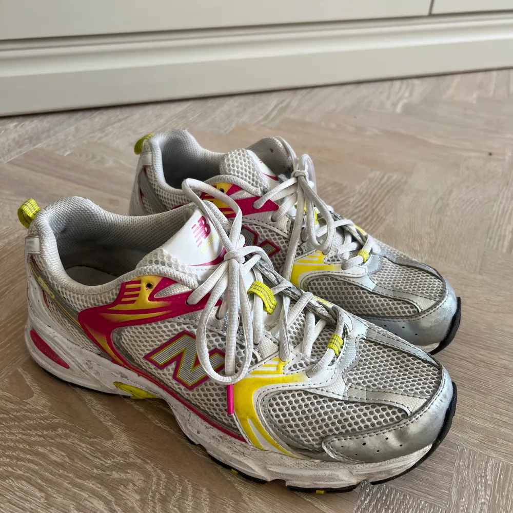 Säljer ett par new balance som är använda ett fåtal gånger. Storlek 40,5. Nypris ca 1200. Kengät.