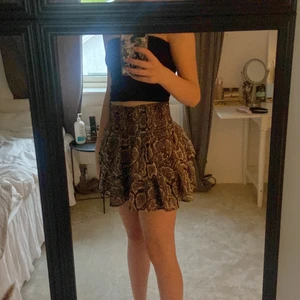 Volangkjol - Knappt använd volangkjol fepn kapphal