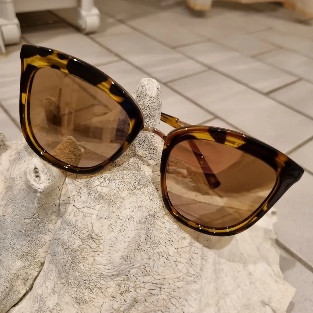 Ett par helt nya solglasögon Caliante från Le Specs. Använda endast en timme. Alla tillbehör finns kvar. Nypris 550 kr.. Övrigt.