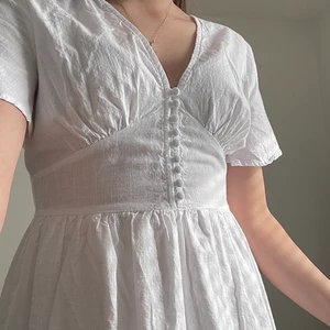 Sommarklänning  - En super söt sommar klänning som är helt slutsåld☺️ Jag har haft på mig den en gång Startbud är 175kr exklusive frakt💗 Buda gärna privat & budet avslutar nästa vecka💕                                                                                     