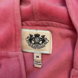 Fin rosa juicy couture zip hoodie i bra skick. Storlek 10 år ( 134-140 )