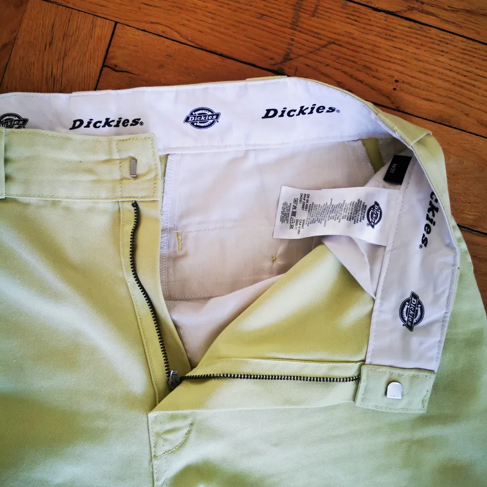 Snygga byxor från Dickies. Knappt använda, grön/gula. Jeans & Byxor.