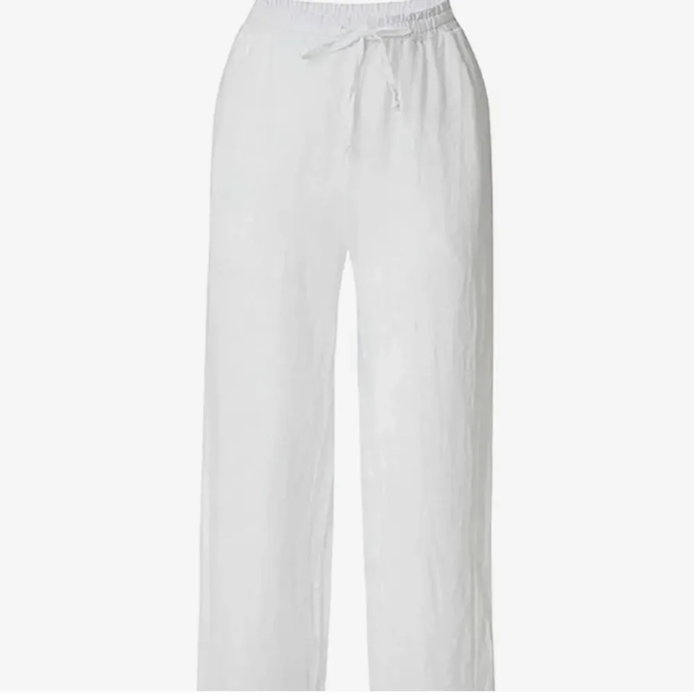 Suuuperfina och långa kostymbyxor, vita, från Zalando märket Chelsea! Storlek XS passar även S då de är stretchiga!🙏🏼❤️. Jeans & Byxor.