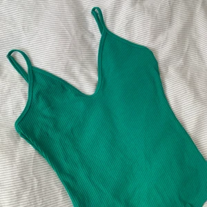 Ribbad body - Grön ribbad body i Strl S, hur snygg som helst. Bekväm och stretchig!! 