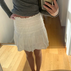 Vit kjol zara  - Finaste sommarkjolen! Köptes förra året men har tyvärr aldrig använts då den är för stor. Jag har vanligtvis xs eller S i kjolar men men denna är mer som S/M, dvs större i storleken. Kjolen är INTE genomskinlig. 