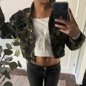 Militärjacka  - Gropar militärjacka från By Clara, aldrig använd! Nypris 399, säljer för 200+frakt💕