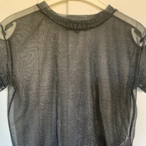 Genomskinlig glitter t-shirt✨ - En cool glittrig t-shirt som är genomskinlig. Snyggt ha med en bralette till exempel under. Från märket STAY/ köpt på carlings. Storlek S. 50kr+frakt🫶🏼
