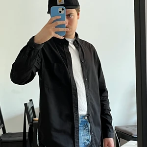 Skjorta COS - Skjorta från COS. - Nypris: 590kr, Mitt pris: 130 - Material: 65% Tencell /Lyocell och 35%bomull - Färg: Svart - Inköpt för 2 månader sen men säljer pga inte använt. 