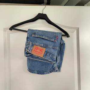 Blåa jeans shorts från Levis ”502” W32 