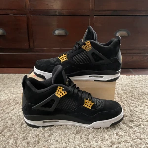 Air jordan 4 royalty - Snygga jordans, Lite smutsig spegel men man ser bättre på det andra bilderna. Bara använda två gånger och ser helt oanvända ut 9,5/10. Boxen finns och är i perfekt skick. Om du vill ha några mer bilder eller se kvittot så är det bara att skriva så skickar jag.