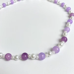 Lila pärlhalsband  - Nickelfritt silverpläterat halsband med vita och lila pärlor🤍