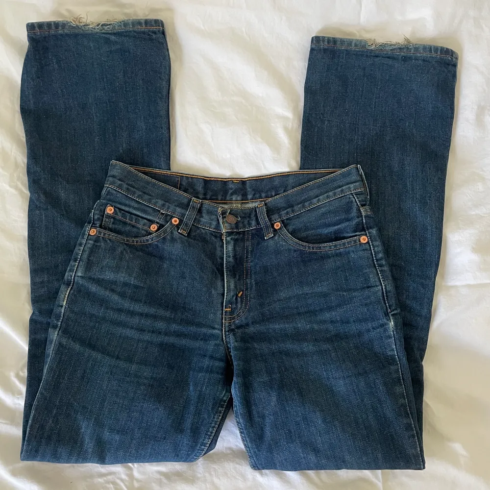 Levis jeans från secondhand. Ganska bra skick förutom slitningar längs vid foten.💕💕. Jeans & Byxor.