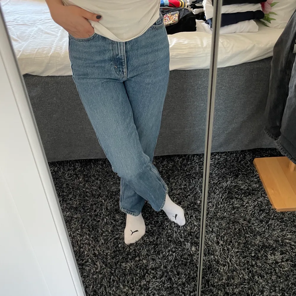 Rensar min garderob och säljer då mina sköna mörkblåa jeans från Weekday i modellen Rowe. Dom är i storlek W25/L30. Använt några fåtal gånger för ett tag sen, inte slitna alls. Inte för långa och inte för korta byxor, jag är 166 och jeansen räcker till lite under hälsenans början💖. Jeans & Byxor.