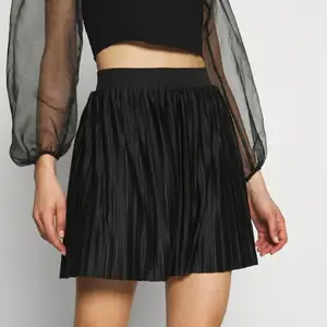 Fin kjol köpt för flera år sedan, storleken är S men passar även XS, väldigt bra skick då den aldrig är använd, endast provad