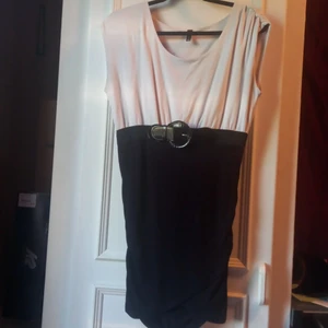 Vit&svart klänning  - Vit&svart klänning  St:xs men jag är en M och sitter bra på mig. Jag är 160 lång och den går nästan ner till mina knän. Den är väldigt sliten och det är lite mellanrum mellan resårbanndet och tyget. Men det går att fixa.