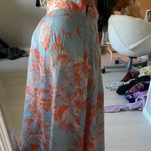 Blommig kjol - En blommig långkjol, 70kr💕