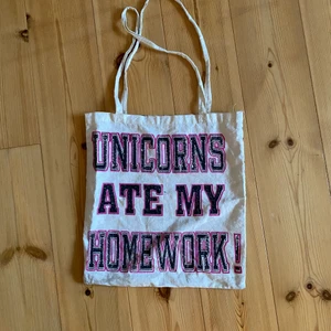 Tygpåse enhörning - Praktisk tygpåse med enhörning/unicorn motiv. Går att mötas upp i Eskilstuna eller skickas mot frakt.