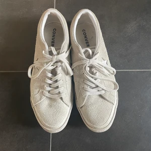 Converse one star - Superfina beige converse one star i bra skick! Säljer då de är för stora på mig. Tvättas och görs i ordning innan köp! Kan mötas i Stockholm eller frakta.❤️‍🔥