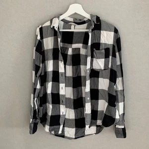 Flanellskjorta - En flanellskjorta som är perfekt till sommaren. Svart och vit som passar till de mesta. Kontakta för mer info eller fler bilder 🖤 