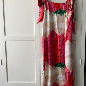 Marimekko - Drömmig klänning från Marimekko i jordgubbsprint.  Storlek 36 och 100% silke.  Ej tvättad enbart vädrad. Finns en minifläck på framsidan som inte syns vid användning, har ej testat sidentvål på den.  2666kr inkl spårbar frakt