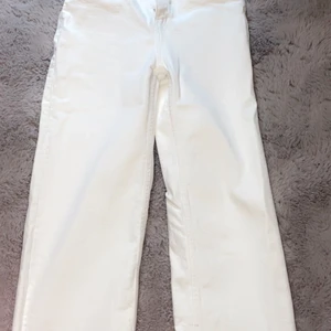 Vita jeans  - Vita lite mer vida jenas, säljer då dom är stora på mig, aldrig använda endast testade, säljer för 200kr, storlek S, kan skickas mot fraktkostnad.