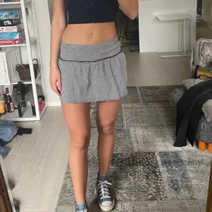 Kjol - Säljer denna så fina kjol från zara barn i storlek 152 sitter bra på mig som vanligtvis bär XS/S och är 160💕