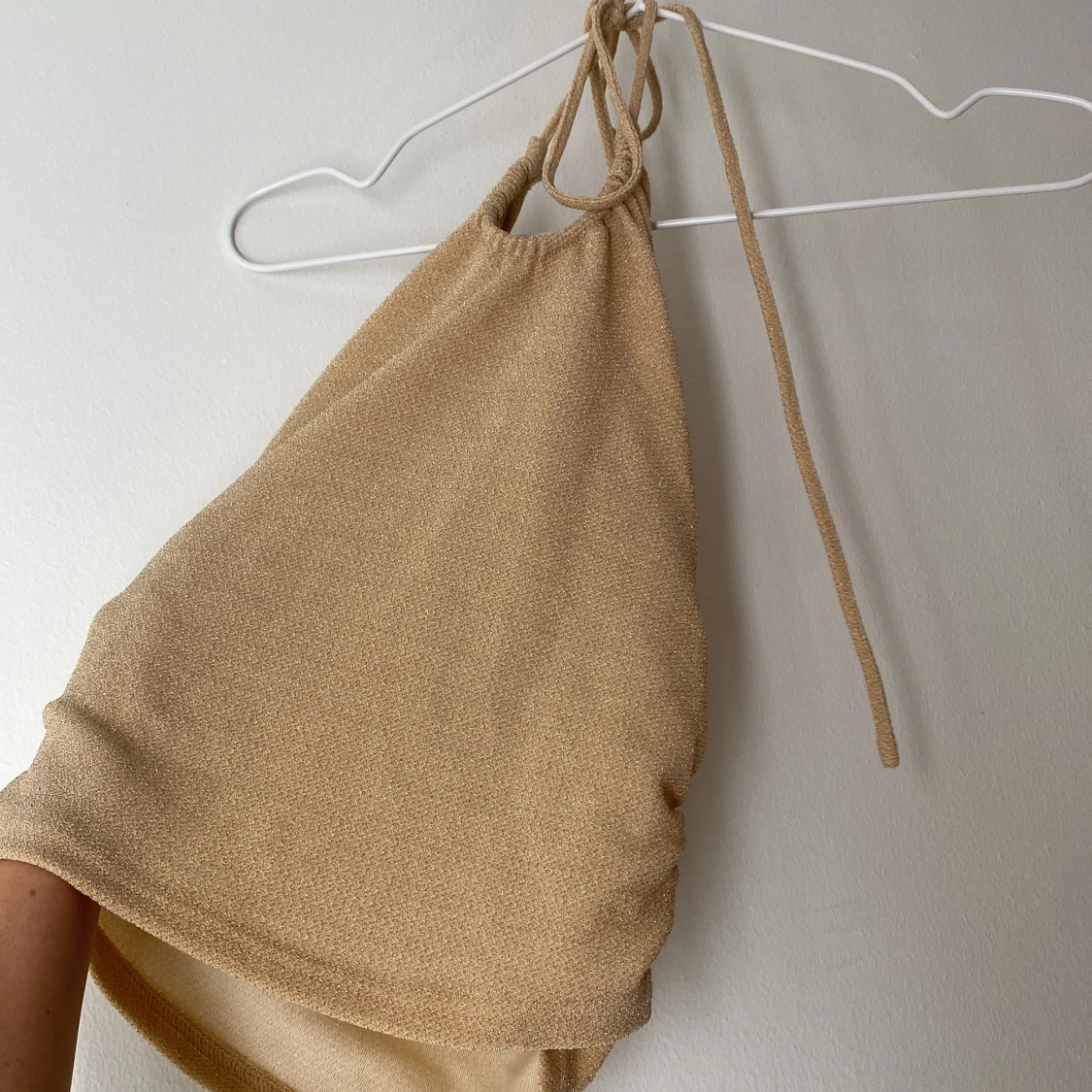 Glittrig topp med öppen rygg⚡️ - 90