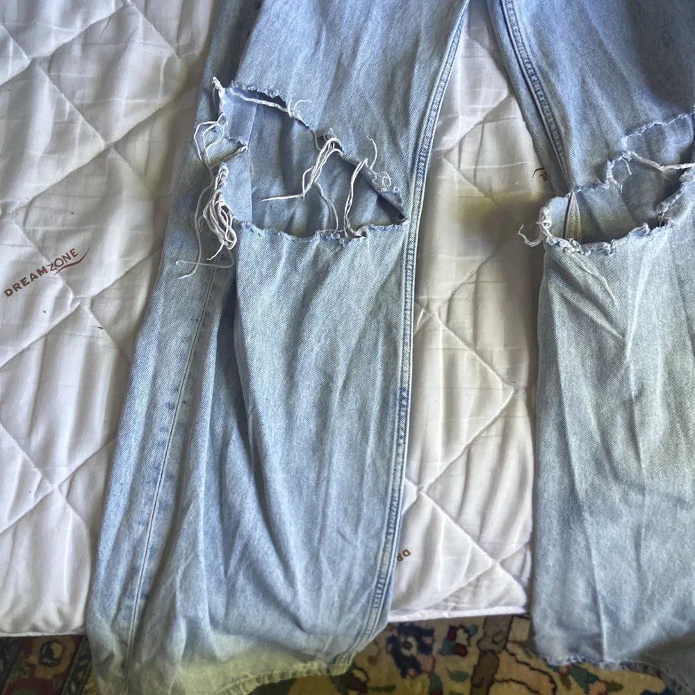 Det är ett par ljus blåa jeans som är tajtare i midjan men blir större och större, jag köpte dom på HM lite för små redan då men använde dom fortfarande, hade dom ungefär hela sommaren 2021 men låg bara i garderoben i vintras och sne märkte jag att dom var alldeles för små. Jeans & Byxor.