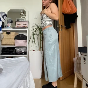 Grön långkjol - Jättesöt långkjol med slits i en superfin grön färg. Perfekt till sommaren, säljer pga används ej <3 