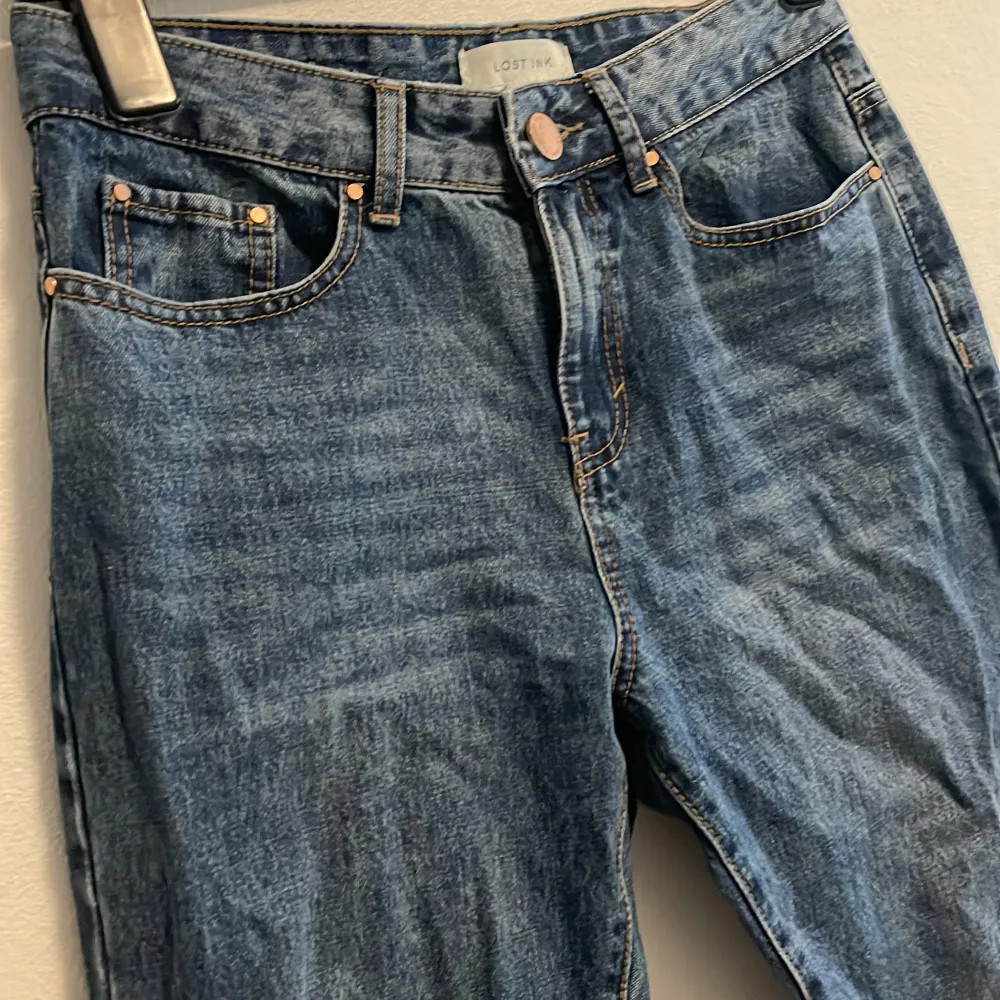 Blå mom jeans petite, aldrig använda. Storlek L28 W26. Nypris 500 kr. . Jeans & Byxor.