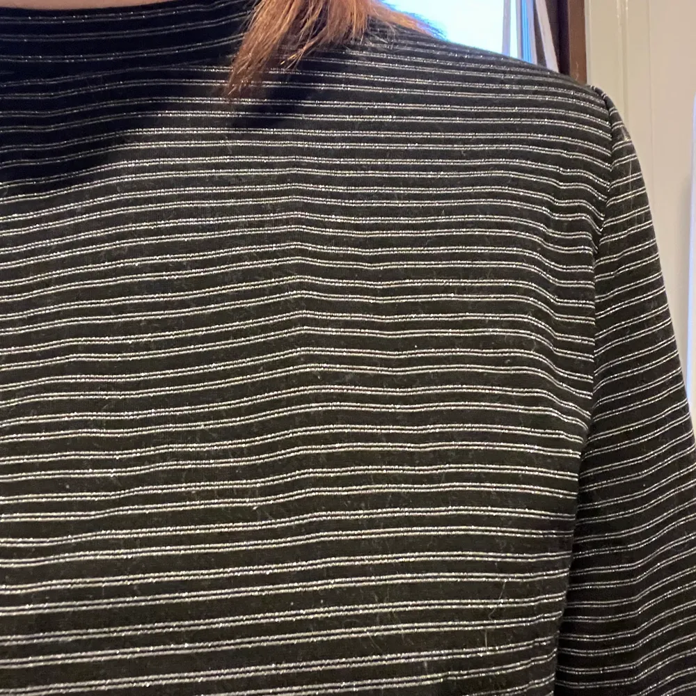 Tröja köpt på carlings för ett par år sedan men knappt använd då den ej är min stil. Det är svårt att fånga på bild men de ljusa linjerna är glittriga. Tröjan är väldigt bra kvalitet och sitter väldigt fint på kroppen. Pris kan diskuteras vid snabbt köp:D. Skjortor.