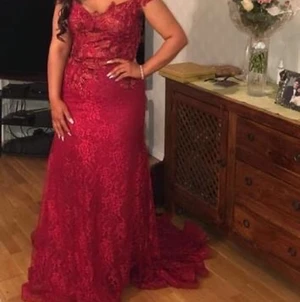 Röd lång festklänning - Säljer nu en jätte vacker festklänning som bara har använts under en kväll. Kan även fraktas mot kostnad.