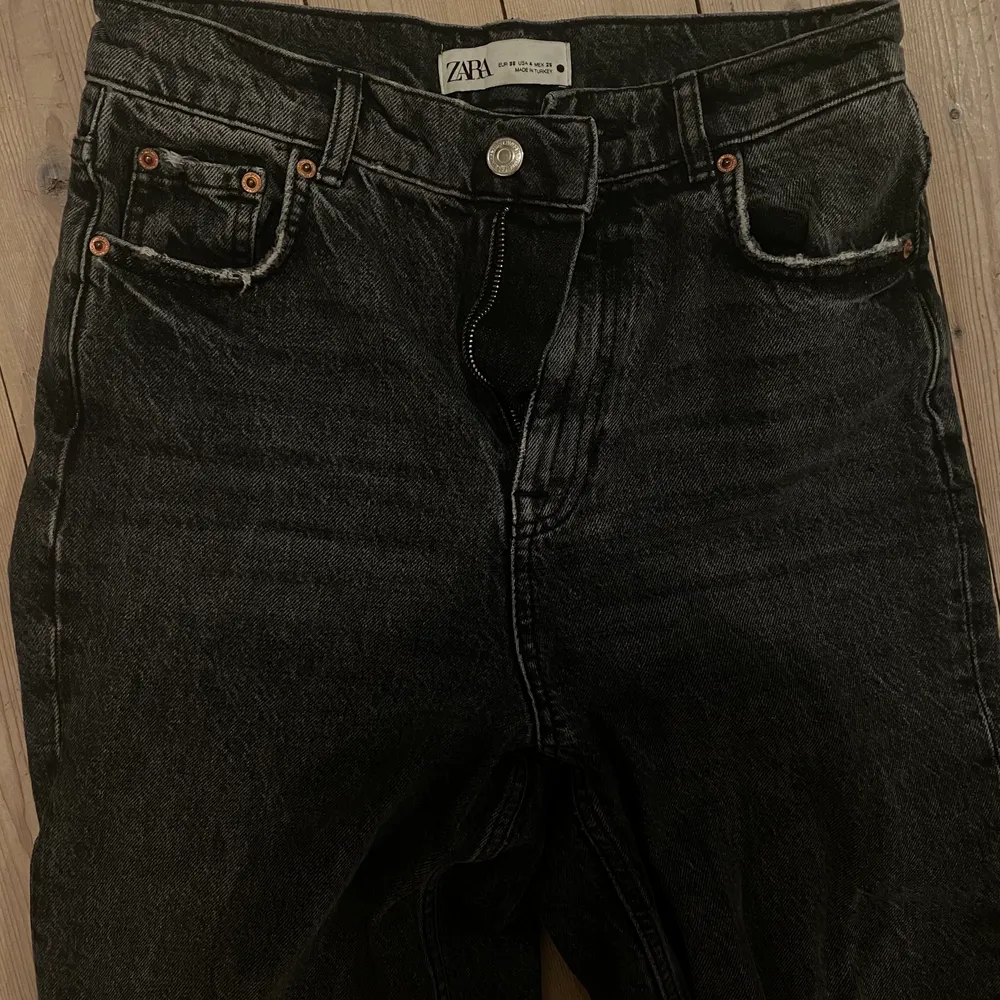 Säljer dessa populära zara jeansen då de inte används längre, mycket bra skick💗 Kontakta om ni vill köpa💗. Jeans & Byxor.