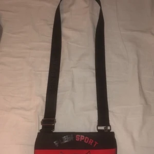 Plein sport väska  - Ingen användning längre för har inget som är rött i garderoben längre (kan fraktas eller mötas upp)