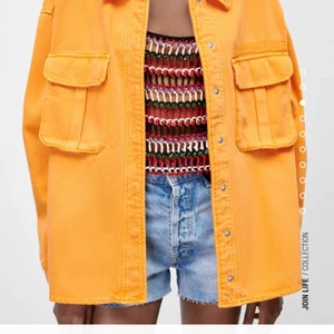 Jeansjacka zara - Säljer nu min zarajacka som jag använt en gång! i storlek s, oversize!! Så COOL ❤️ 399kr nypris  säljer för 99kr