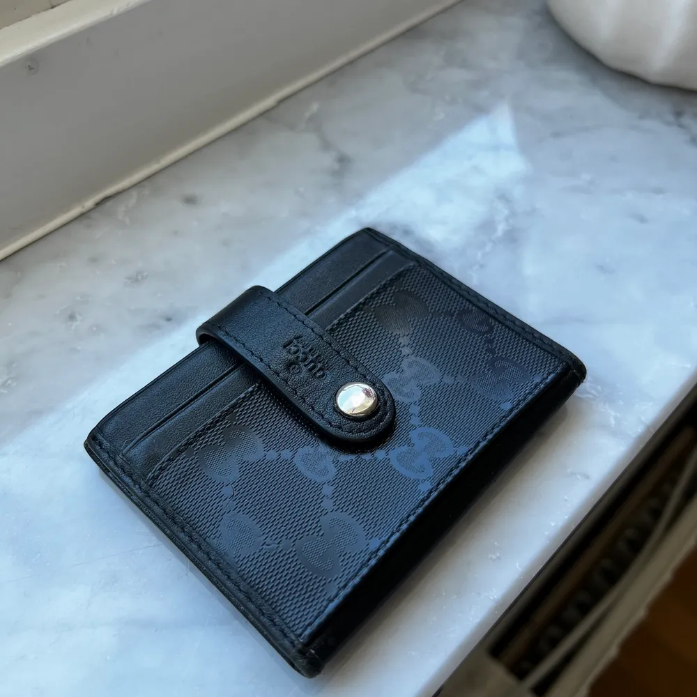 äkta, begagnad plånbok, bra skick och passar perfekt i fickan. Accessoarer.