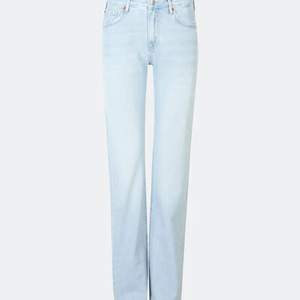 Super snygga lågmidjade jeans från bik bok! De är ljusblå 27 I midjan och 32 i längden köpta för 600kr men säljs för halva priset! Går att pruta🤩