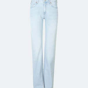Low Waist jeans - Super snygga lågmidjade jeans från bik bok! De är ljusblå 27 I midjan och 32 i längden köpta för 600kr men säljs för halva priset! Går att pruta🤩