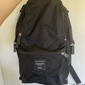 Marimekko ryggsäck - Supersnygg och rymlig ryggsäck från marimekko med bekväma vadderade band!💕 Sparsamt använd och i gott skick! Originalpris 1550kr