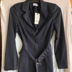 Na-kd Blazer Dress - Helt ny. Passar även för de som har storlek 34. Jag är 154 och längden passar bra på mig, skulle även passa för dem som är 160 (enligt na-kd var modellen som bar den 170cm). Jag betalade klänningen för 587kr med rabatt. 