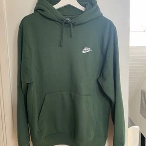 Nike Hoodie Strl. S - Mörk grön hoodie från Nike i storlek S herr!