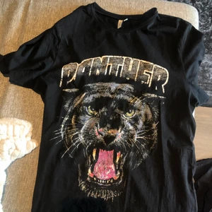 Graphic t-shirt - Inte riktigt min stil längre, väldigt sparsamt använd så bra skick💗 Storlek S och normal i storleken. Viker man inte upp den så går den precis under rumpan ungefär. Köpt för 249 kr!