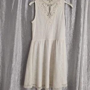 Vit klänning - Vit klänning med spets. Storlek s