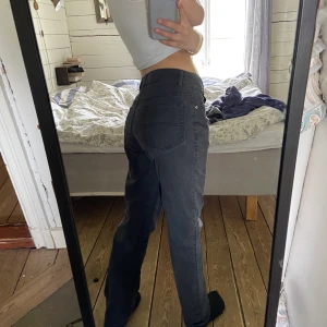 Svarta straight leg jeans - Lite baggy jeans, svarta, straight leg.