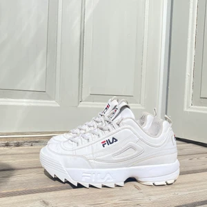 Fila disruptor sneakers white vita 46 45 - Snygga fila disruptor! Fint skick och rena då de knappt är använda då de är för stora för mig! Perfekt till sommaren! Säljer för 500kr+ frakt då de är köpta för 1095kr på Zalando. Hör av dig vid frågor!