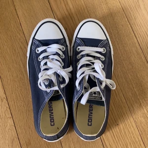 Marinblåa converse - Säljer dessa nästan helt nya converse! Använda max 3 gånger och i väldigt bra sick! Flera intresserade blir det budgivning! STARTBUD:450kr +frakt