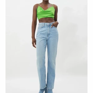 Rowe Extra High Straight Jeans - Jeansen är från weekday, helt nya inte använt en enda gång då jag råka beställa två par. Storleken är 28/34 och jag är en 170. Ny pris 500kr